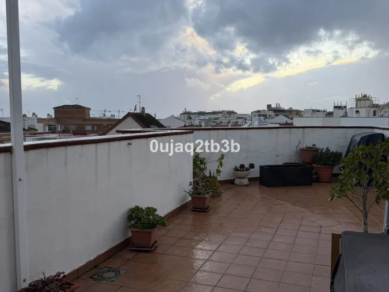 Magnificent penthouse in San Pedro de Alcántara, located in a well-established area with all amenities within walking distance, including shops, landscaped areas, schools and the town centre. The property offers easy and convenient access by car, making i
