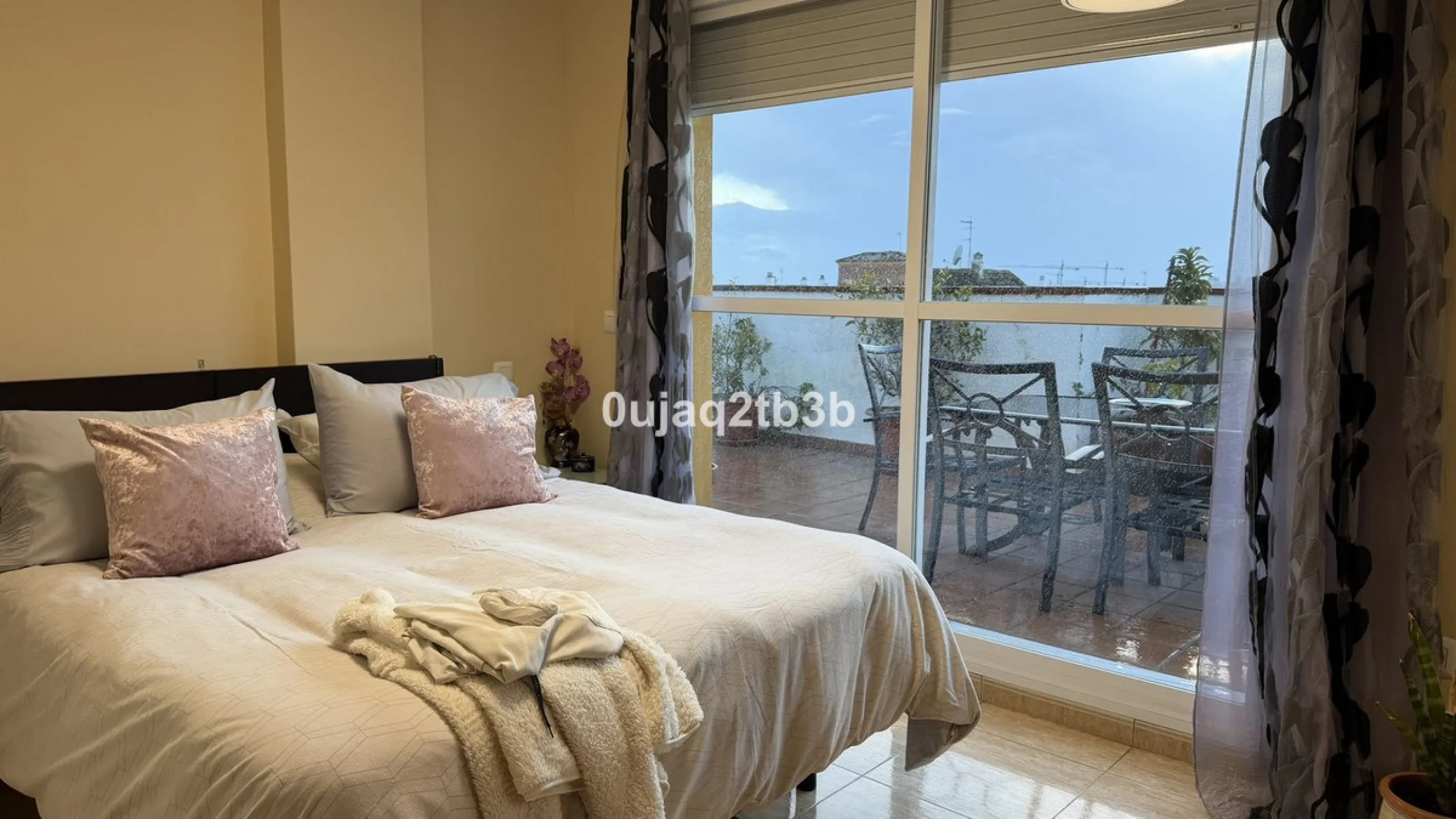 Magnificent penthouse in San Pedro de Alcántara, located in a well-established area with all amenities within walking distance, including shops, landscaped areas, schools and the town centre. The property offers easy and convenient access by car, making i