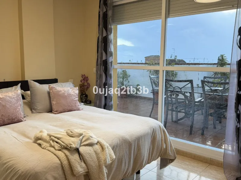 Magnificent penthouse in San Pedro de Alcántara, located in a well-established area with all amenities within walking distance, including shops, landscaped areas, schools and the town centre. The property offers easy and convenient access by car, making i
