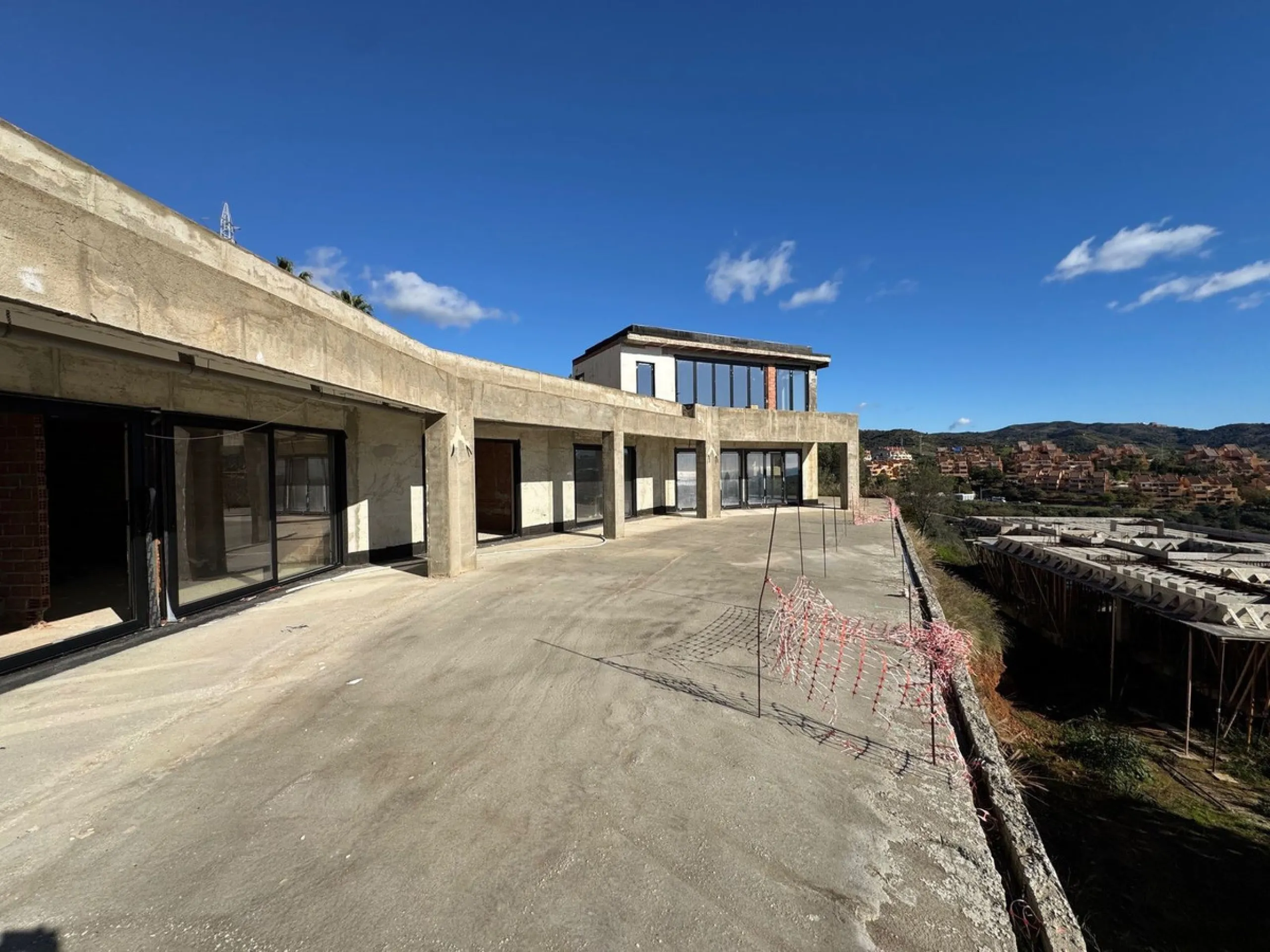 Unique villa ideally located in Elviria, on the beautiful Costa del Sol. This property is situated in a quiet cul-de-sac, within walking distance of the sea and just 10 km from the center of Marbella. Here you can enjoy privacy and tranquility while benef