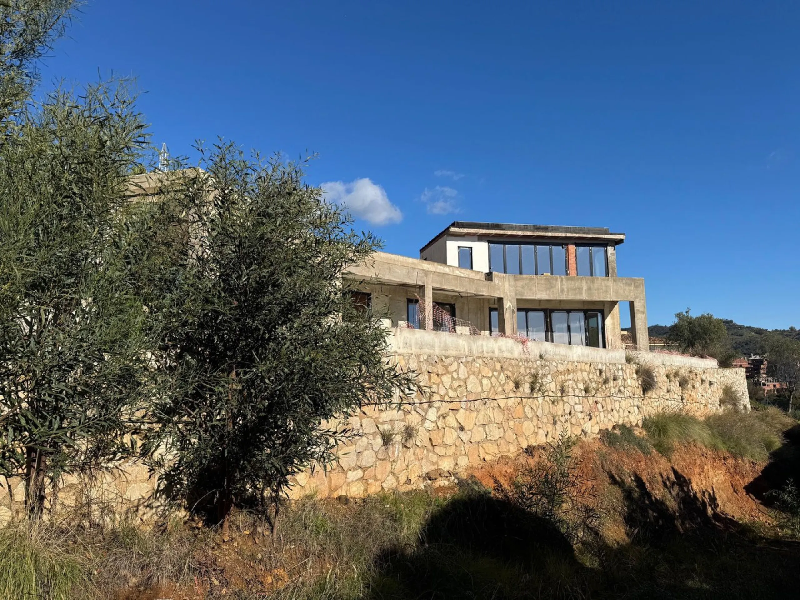 Unique villa ideally located in Elviria, on the beautiful Costa del Sol. This property is situated in a quiet cul-de-sac, within walking distance of the sea and just 10 km from the center of Marbella. Here you can enjoy privacy and tranquility while benef