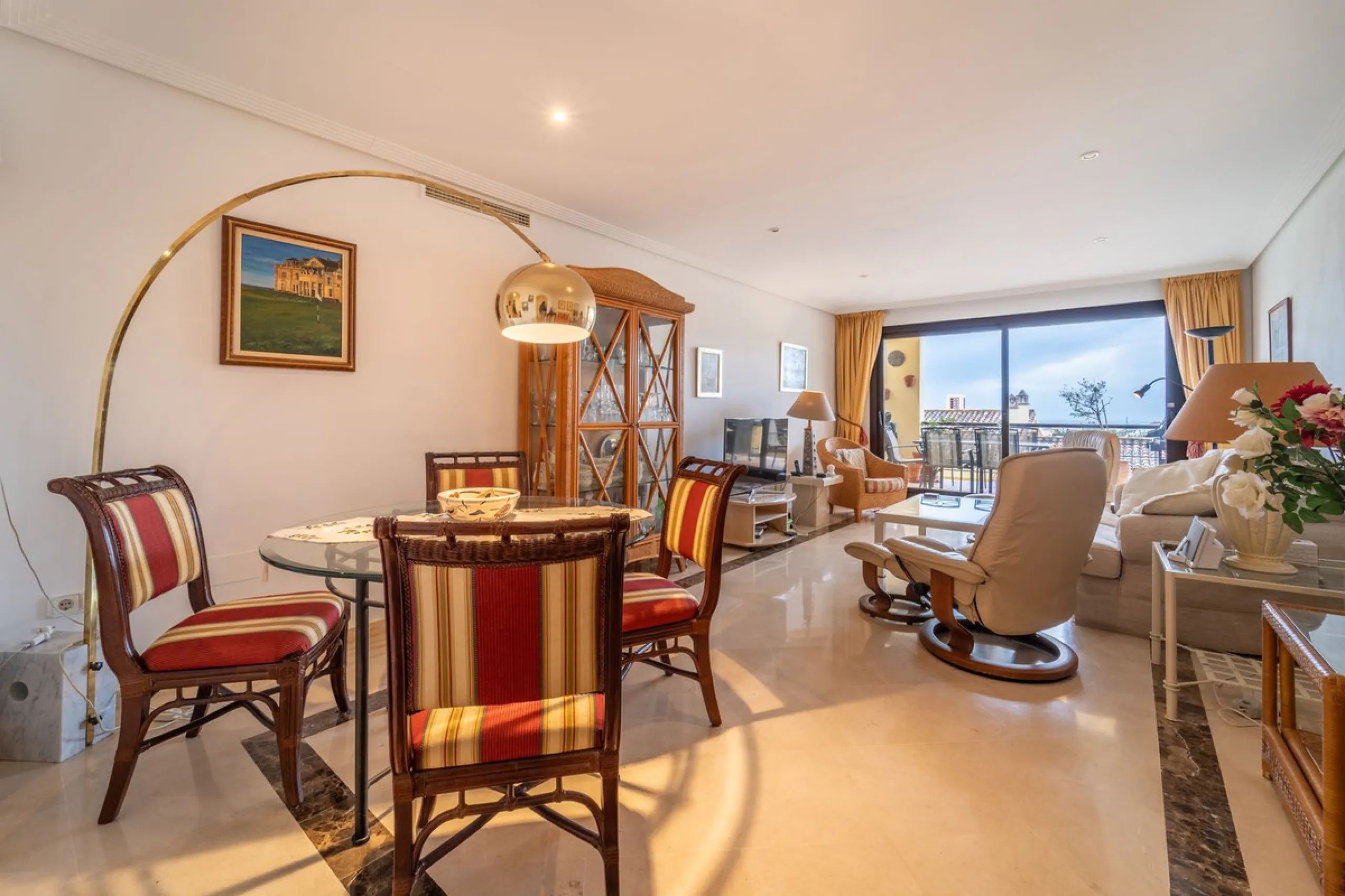 Discover this beautifully presented ground-floor apartment in Los Pinos, one of the most sought-after communities within Los Arqueros.