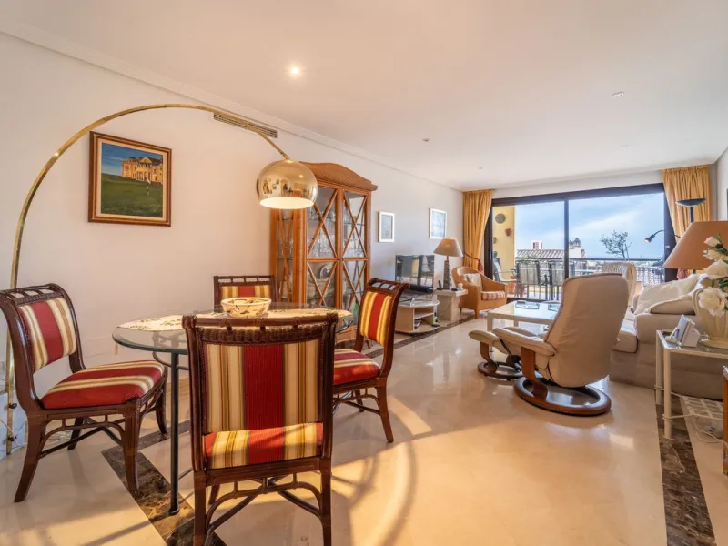 Discover this beautifully presented ground-floor apartment in Los Pinos, one of the most sought-after communities within Los Arqueros.