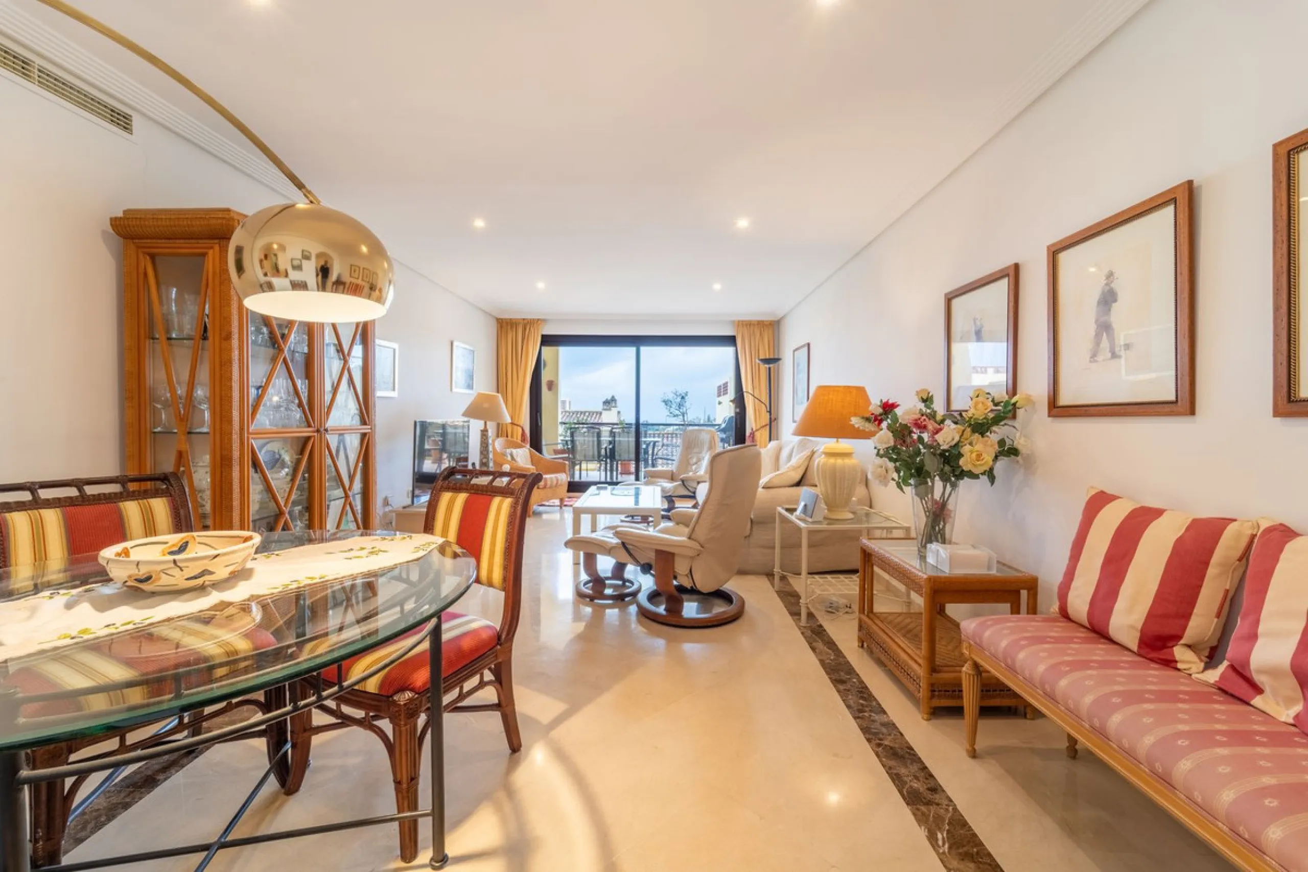 Discover this beautifully presented ground-floor apartment in Los Pinos, one of the most sought-after communities within Los Arqueros.