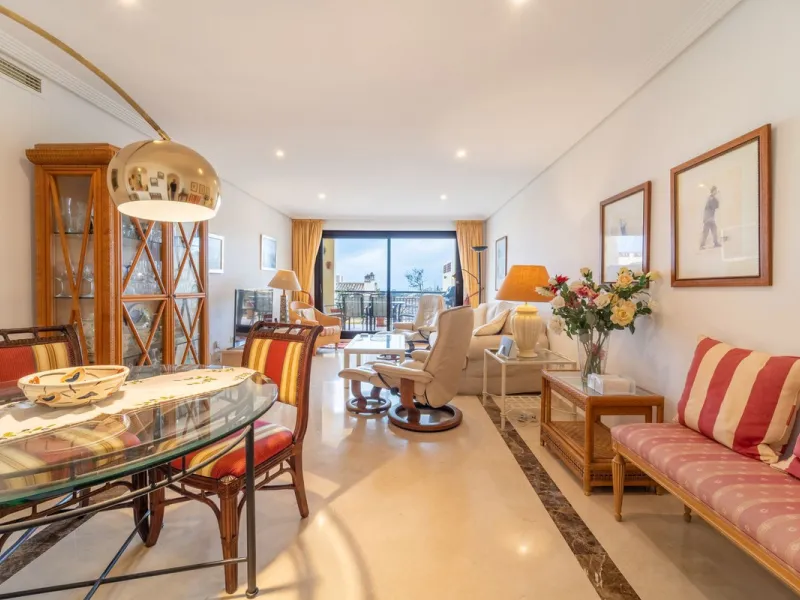 Discover this beautifully presented ground-floor apartment in Los Pinos, one of the most sought-after communities within Los Arqueros.