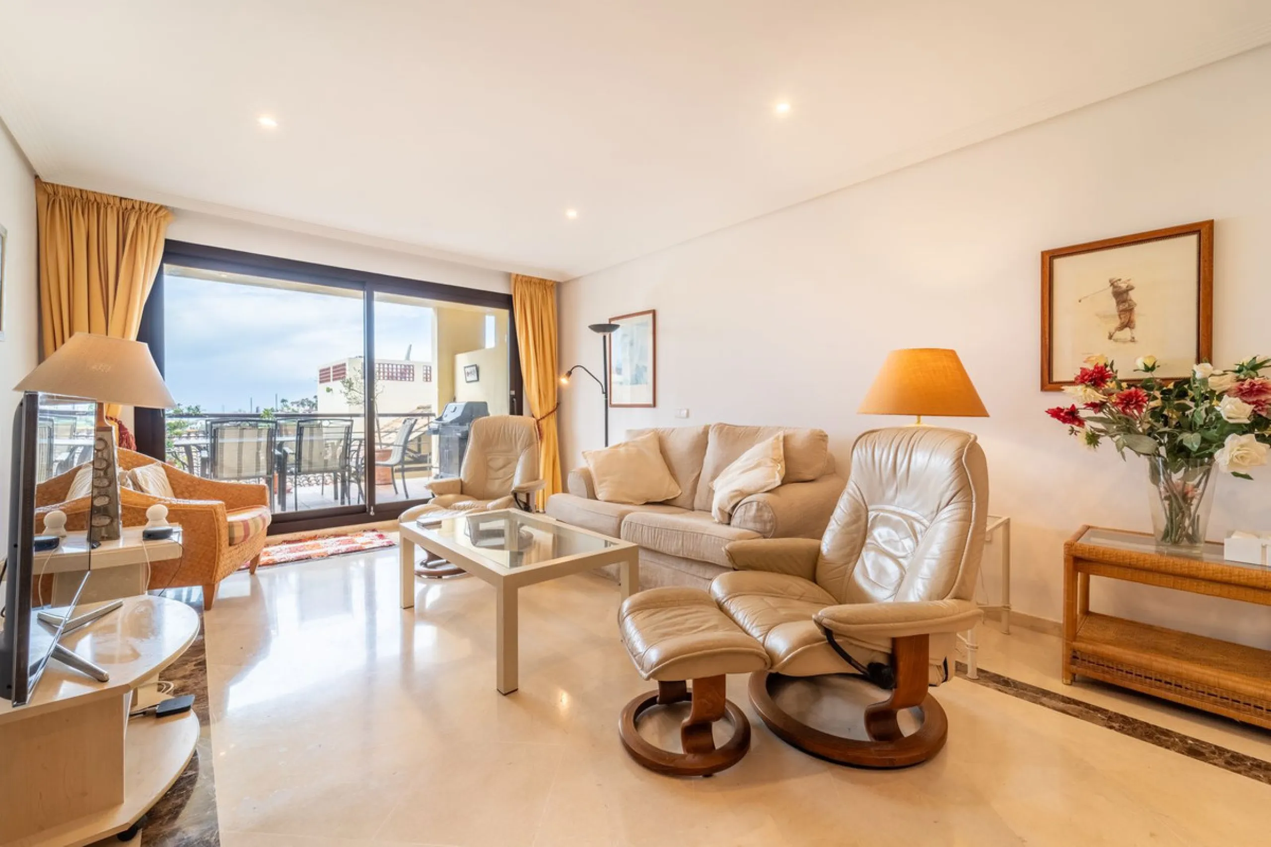 Discover this beautifully presented ground-floor apartment in Los Pinos, one of the most sought-after communities within Los Arqueros.