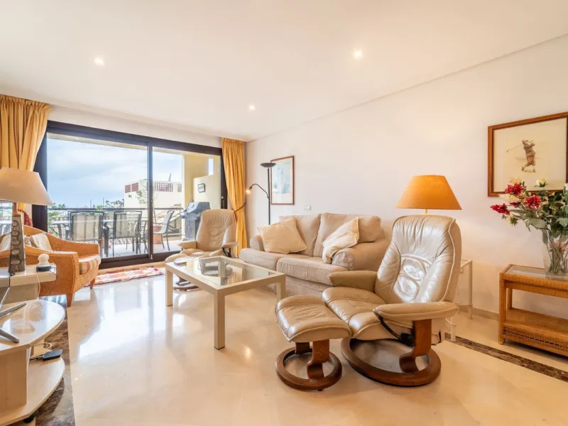 Discover this beautifully presented ground-floor apartment in Los Pinos, one of the most sought-after communities within Los Arqueros.