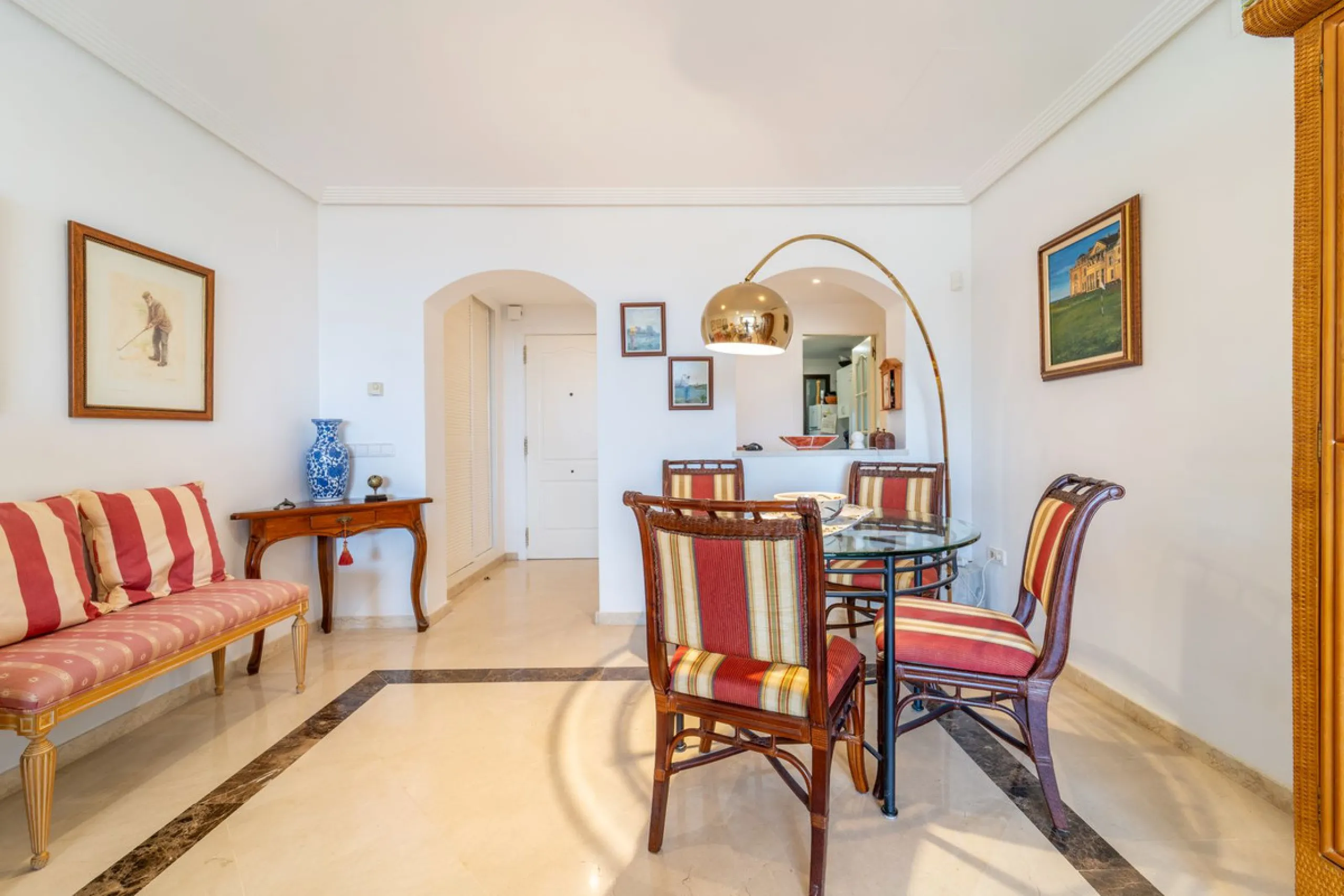 Discover this beautifully presented ground-floor apartment in Los Pinos, one of the most sought-after communities within Los Arqueros.