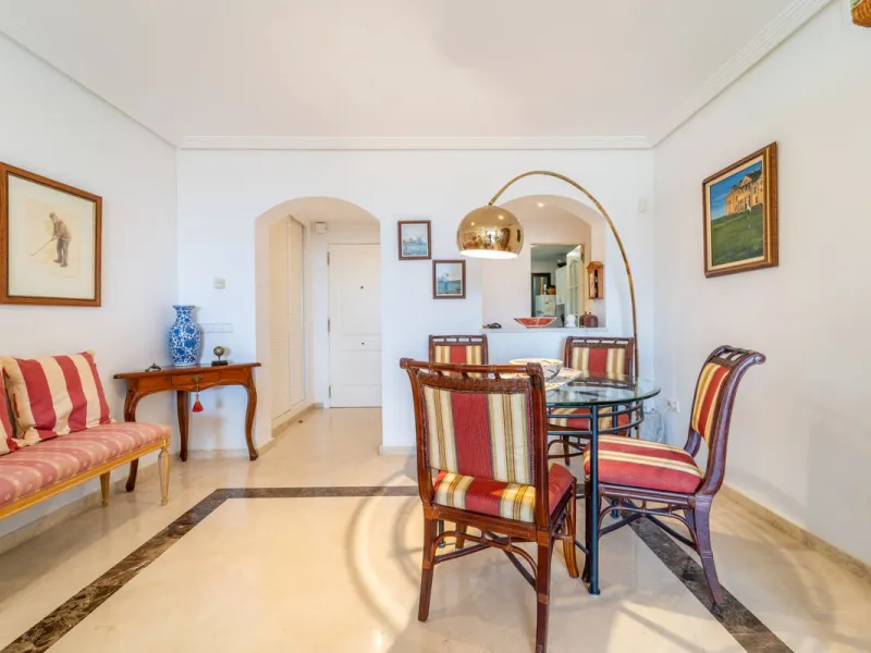 Discover this beautifully presented ground-floor apartment in Los Pinos, one of the most sought-after communities within Los Arqueros.