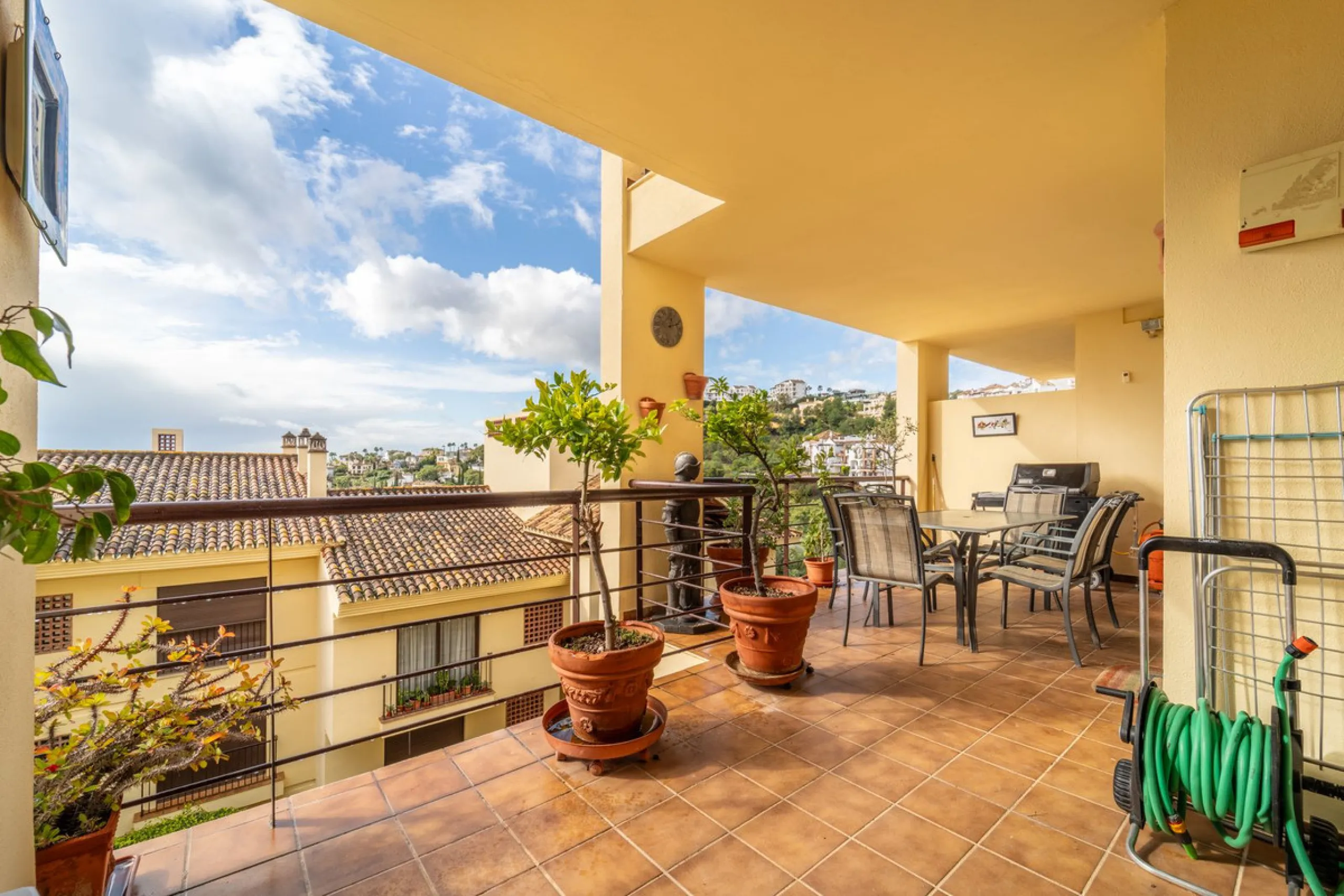Discover this beautifully presented ground-floor apartment in Los Pinos, one of the most sought-after communities within Los Arqueros.