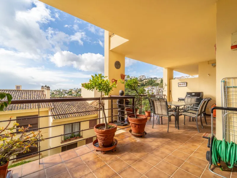 Discover this beautifully presented ground-floor apartment in Los Pinos, one of the most sought-after communities within Los Arqueros.