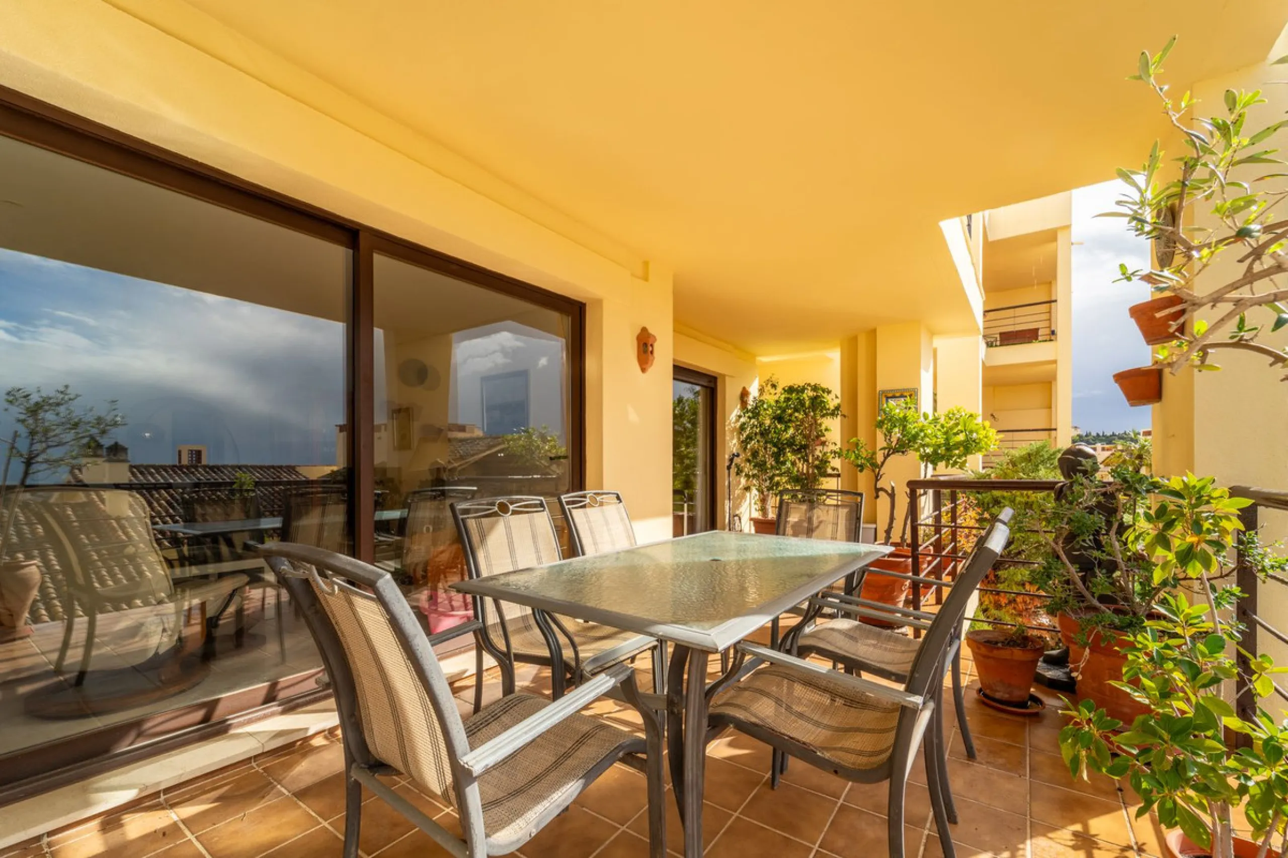 Discover this beautifully presented ground-floor apartment in Los Pinos, one of the most sought-after communities within Los Arqueros.