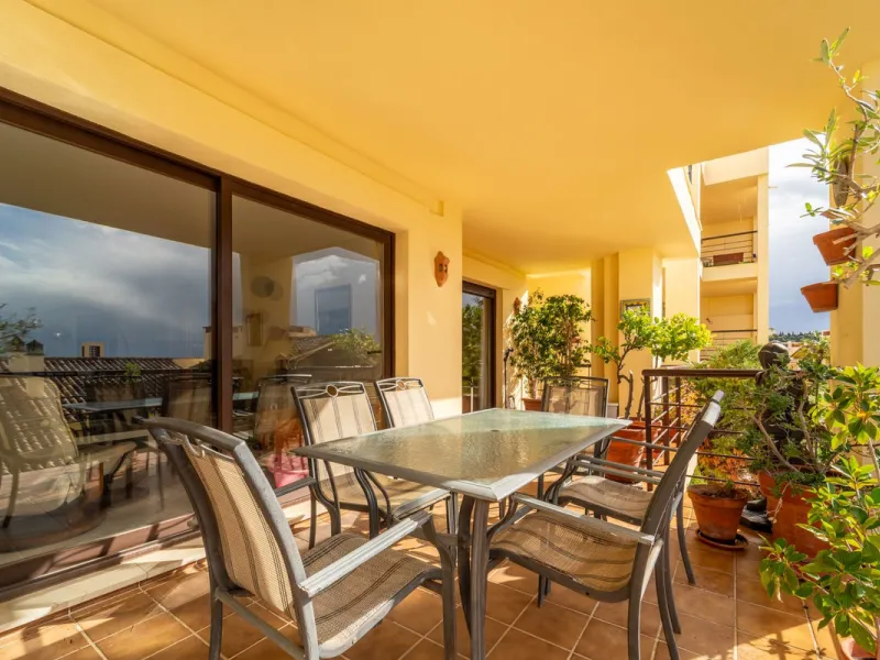 Discover this beautifully presented ground-floor apartment in Los Pinos, one of the most sought-after communities within Los Arqueros.