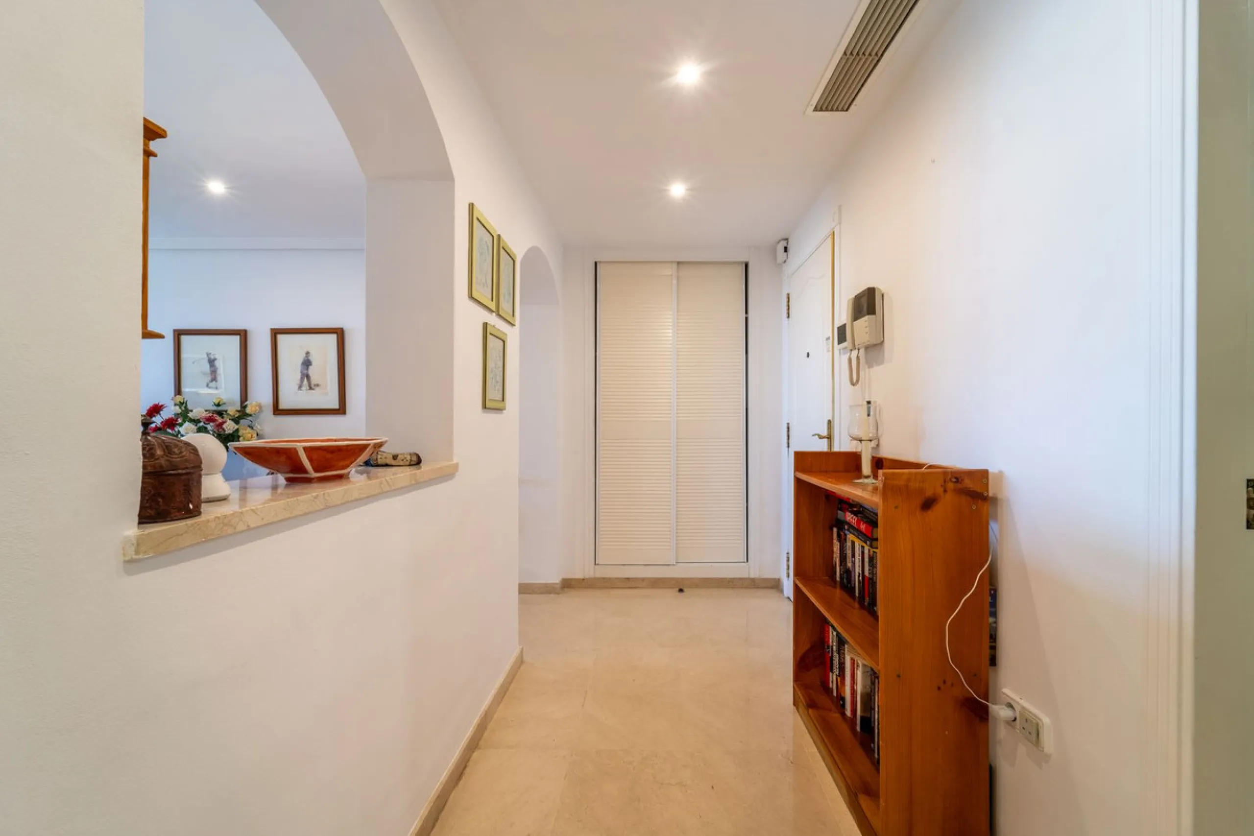 Discover this beautifully presented ground-floor apartment in Los Pinos, one of the most sought-after communities within Los Arqueros.