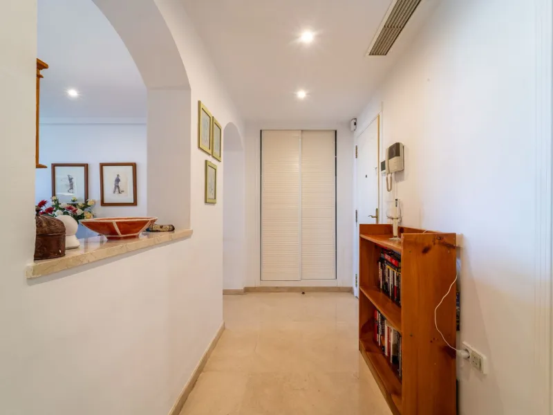 Discover this beautifully presented ground-floor apartment in Los Pinos, one of the most sought-after communities within Los Arqueros.