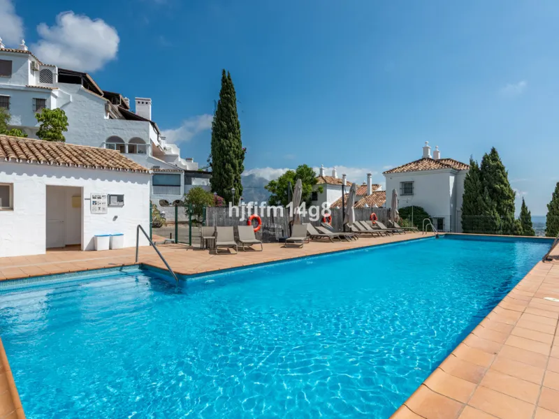 Discover a stunning apartment with the charm and feel of a townhouse in the exclusive Las Colinas de Marbella. This exceptional property, with a total of 241m² (152m² interior plus 89m² of terraces), combines space, natural light, and panoramic views, off