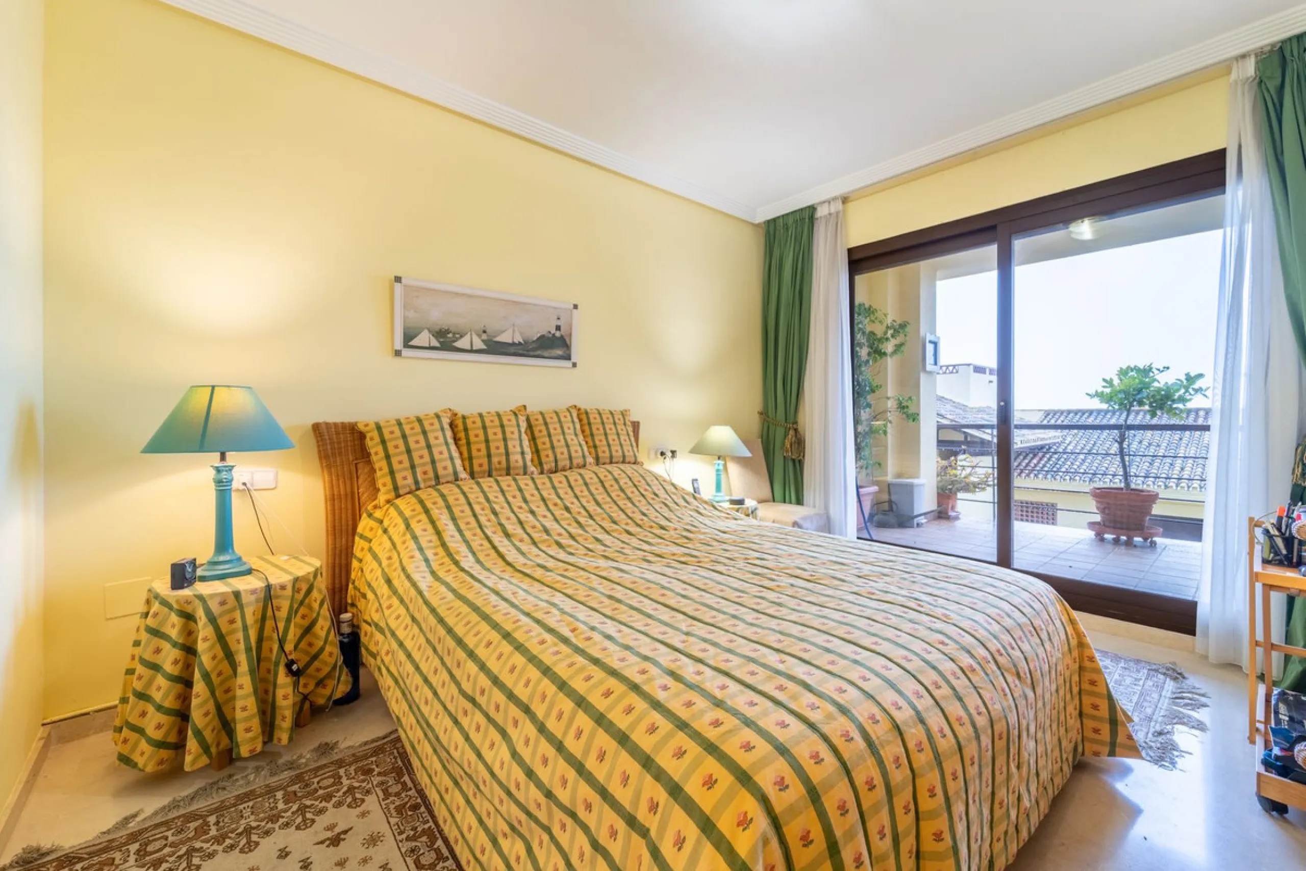 Discover this beautifully presented ground-floor apartment in Los Pinos, one of the most sought-after communities within Los Arqueros.