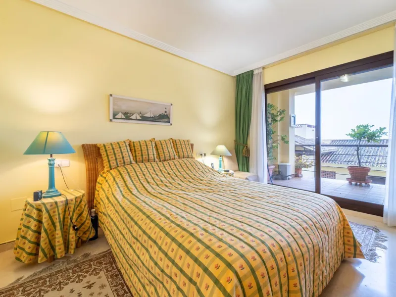 Discover this beautifully presented ground-floor apartment in Los Pinos, one of the most sought-after communities within Los Arqueros.