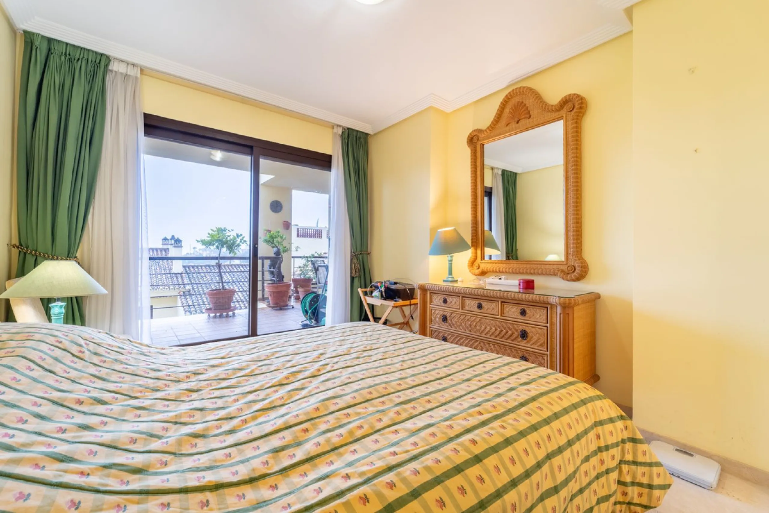 Discover this beautifully presented ground-floor apartment in Los Pinos, one of the most sought-after communities within Los Arqueros.