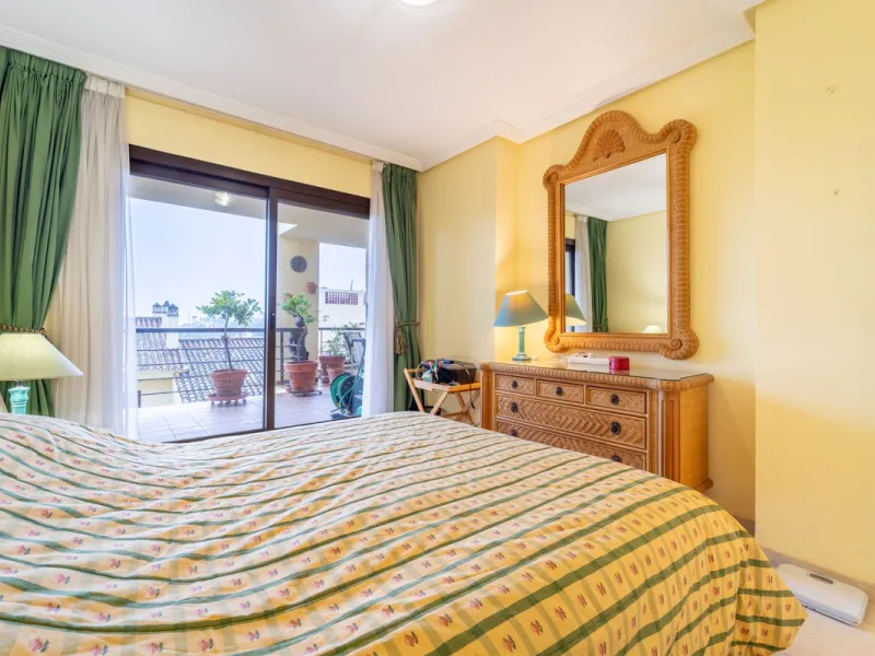 Discover this beautifully presented ground-floor apartment in Los Pinos, one of the most sought-after communities within Los Arqueros.