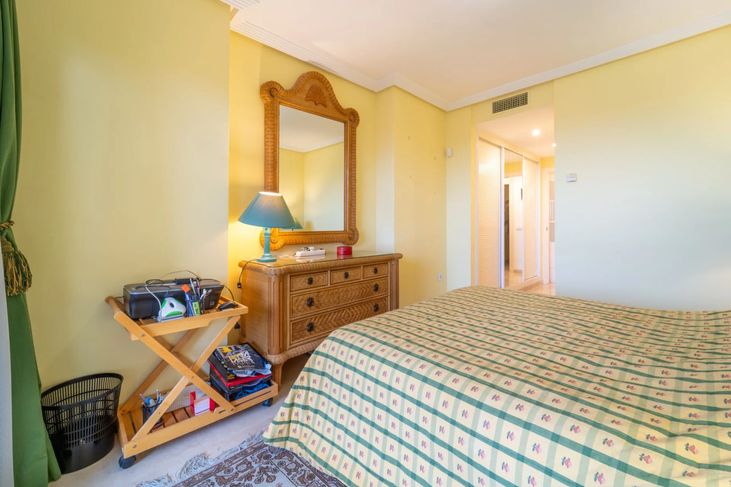 Discover this beautifully presented ground-floor apartment in Los Pinos, one of the most sought-after communities within Los Arqueros.