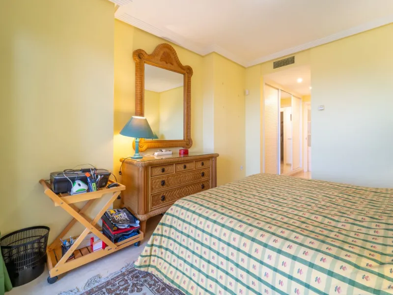 Discover this beautifully presented ground-floor apartment in Los Pinos, one of the most sought-after communities within Los Arqueros.
