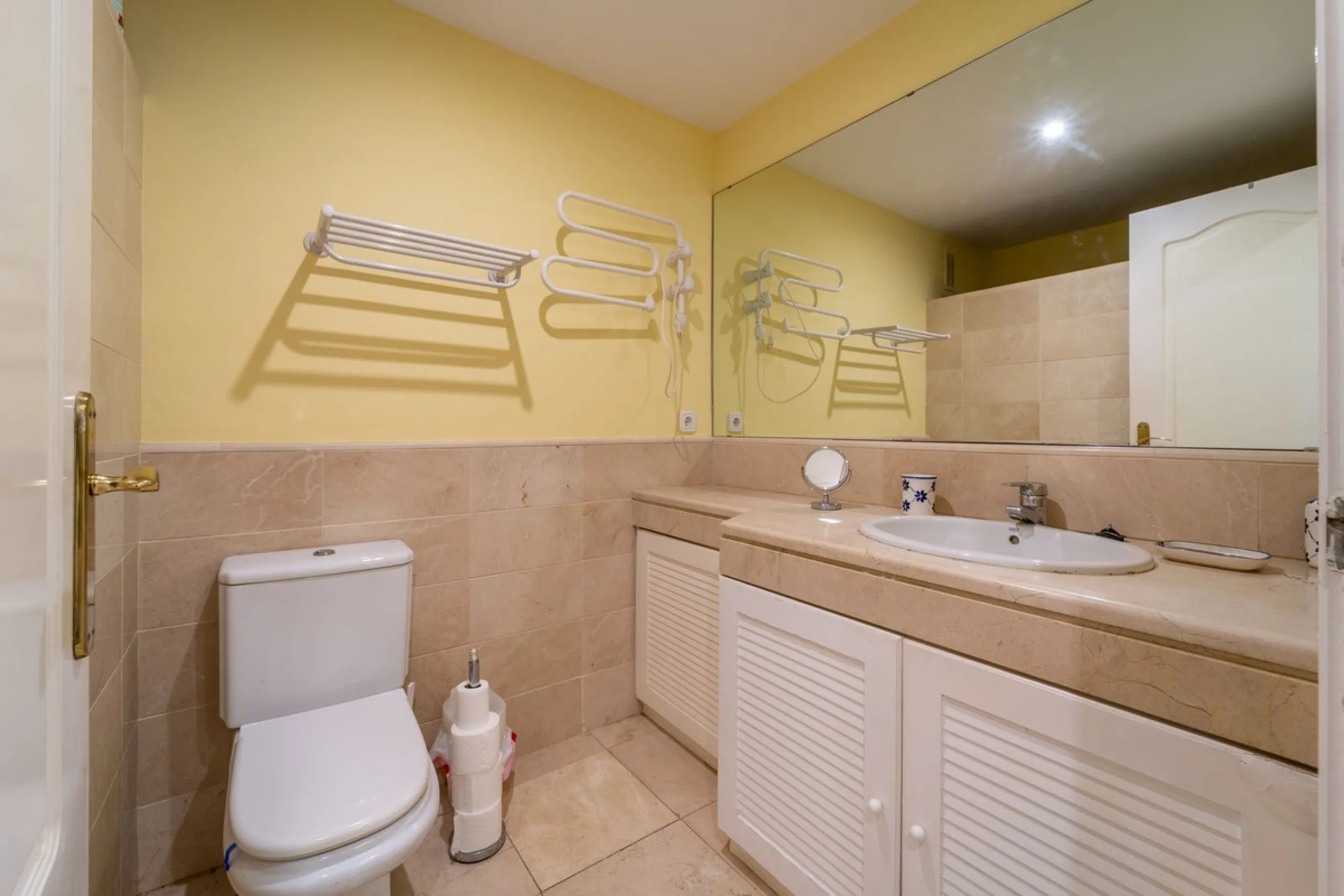 Discover this beautifully presented ground-floor apartment in Los Pinos, one of the most sought-after communities within Los Arqueros.