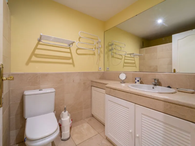 Discover this beautifully presented ground-floor apartment in Los Pinos, one of the most sought-after communities within Los Arqueros.