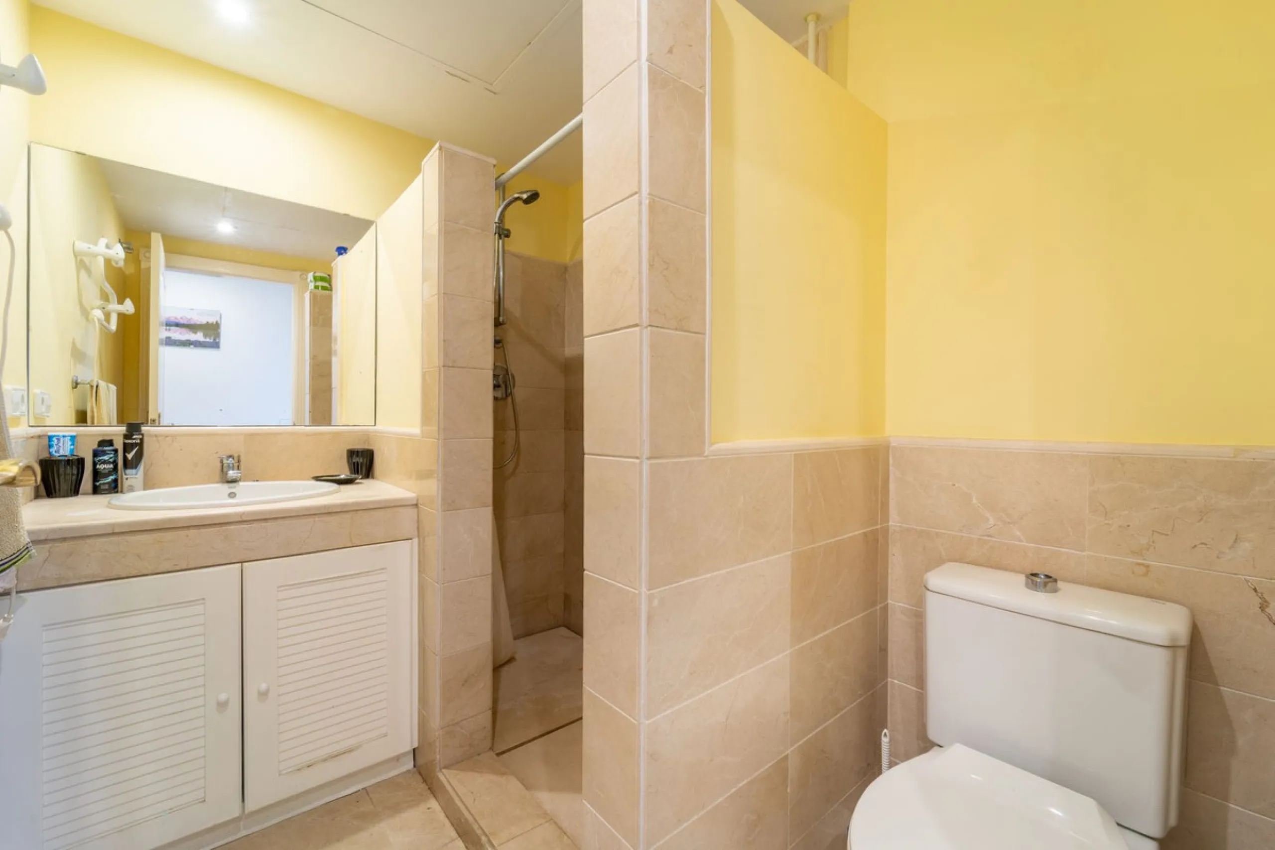 Discover this beautifully presented ground-floor apartment in Los Pinos, one of the most sought-after communities within Los Arqueros.