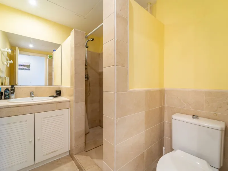 Discover this beautifully presented ground-floor apartment in Los Pinos, one of the most sought-after communities within Los Arqueros.