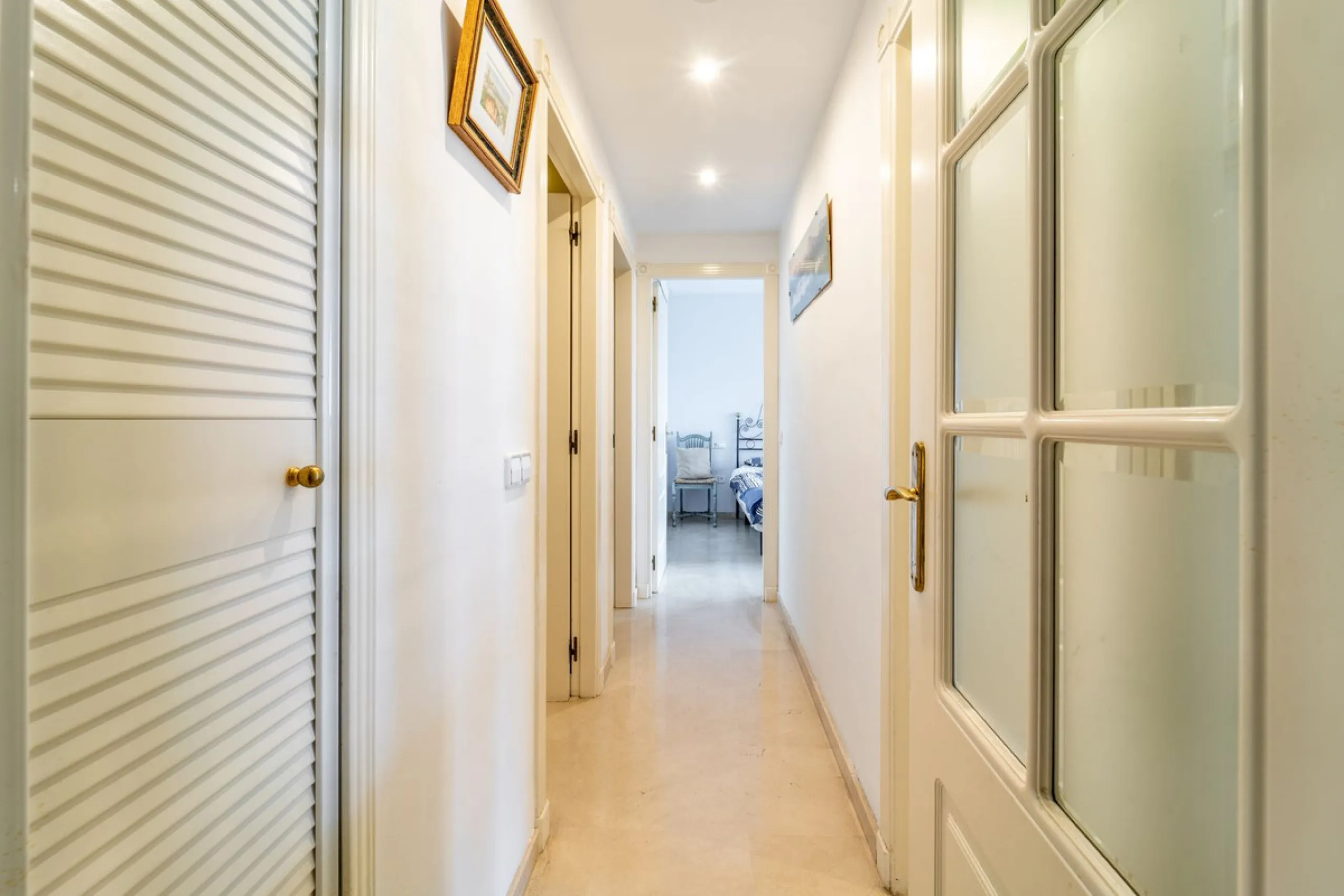Discover this beautifully presented ground-floor apartment in Los Pinos, one of the most sought-after communities within Los Arqueros.