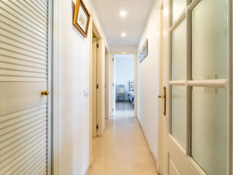 Discover this beautifully presented ground-floor apartment in Los Pinos, one of the most sought-after communities within Los Arqueros.
