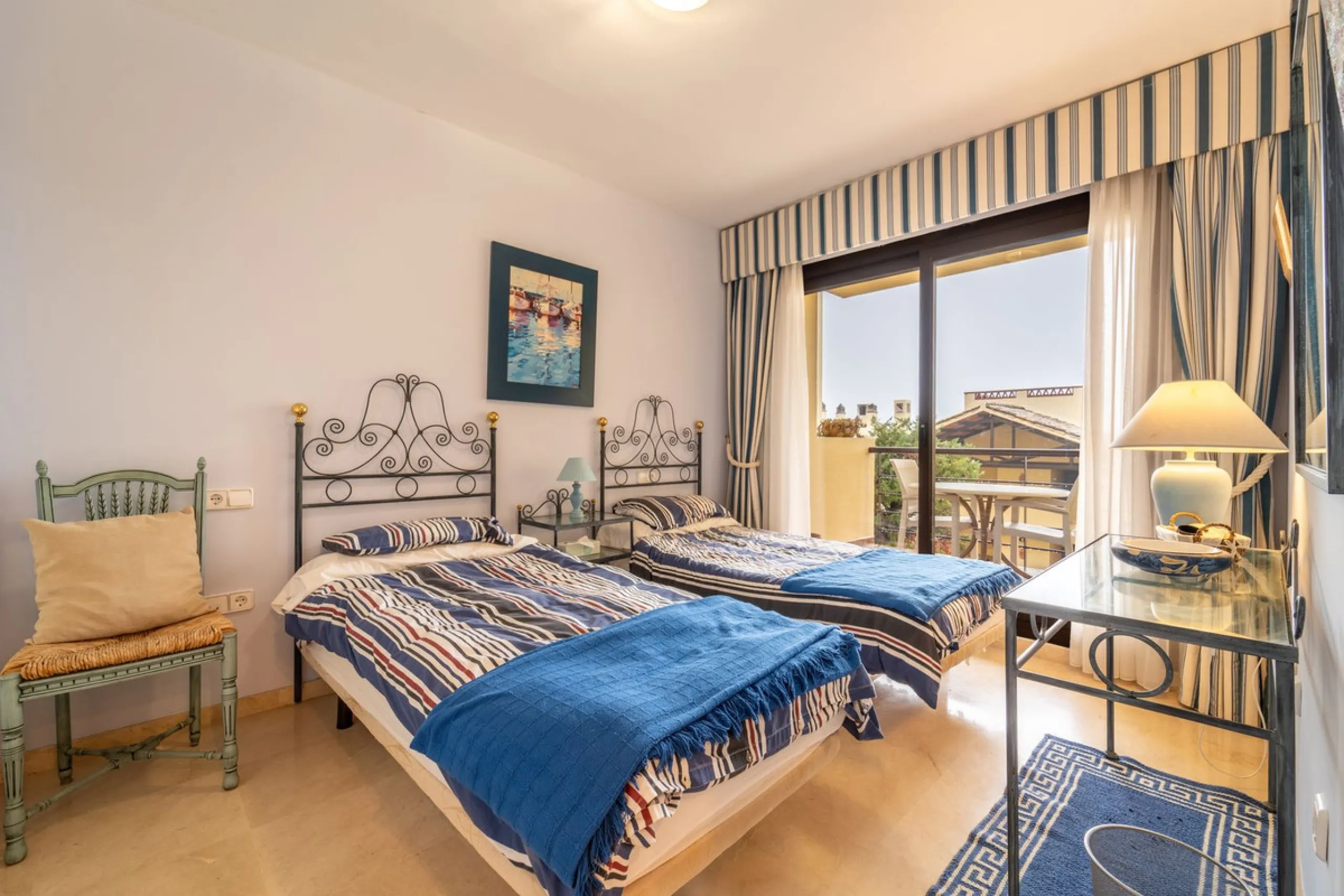 Discover this beautifully presented ground-floor apartment in Los Pinos, one of the most sought-after communities within Los Arqueros.
