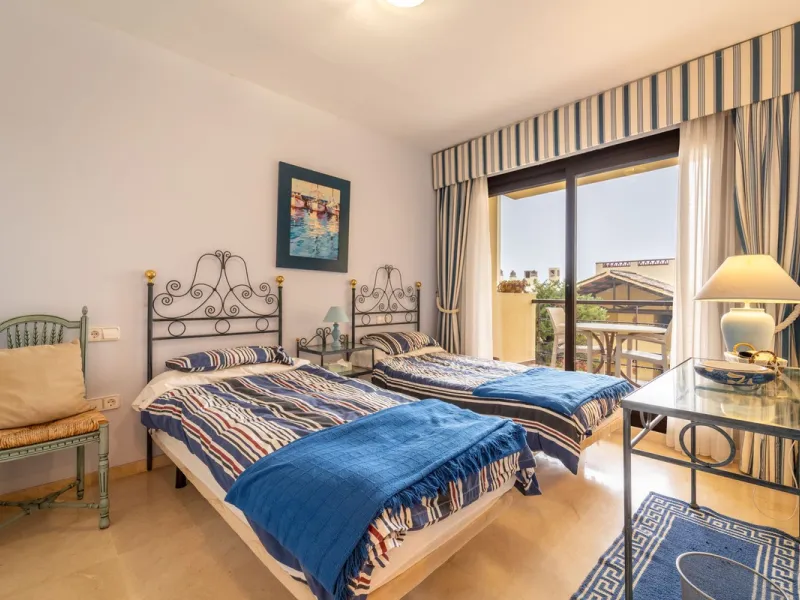 Discover this beautifully presented ground-floor apartment in Los Pinos, one of the most sought-after communities within Los Arqueros.