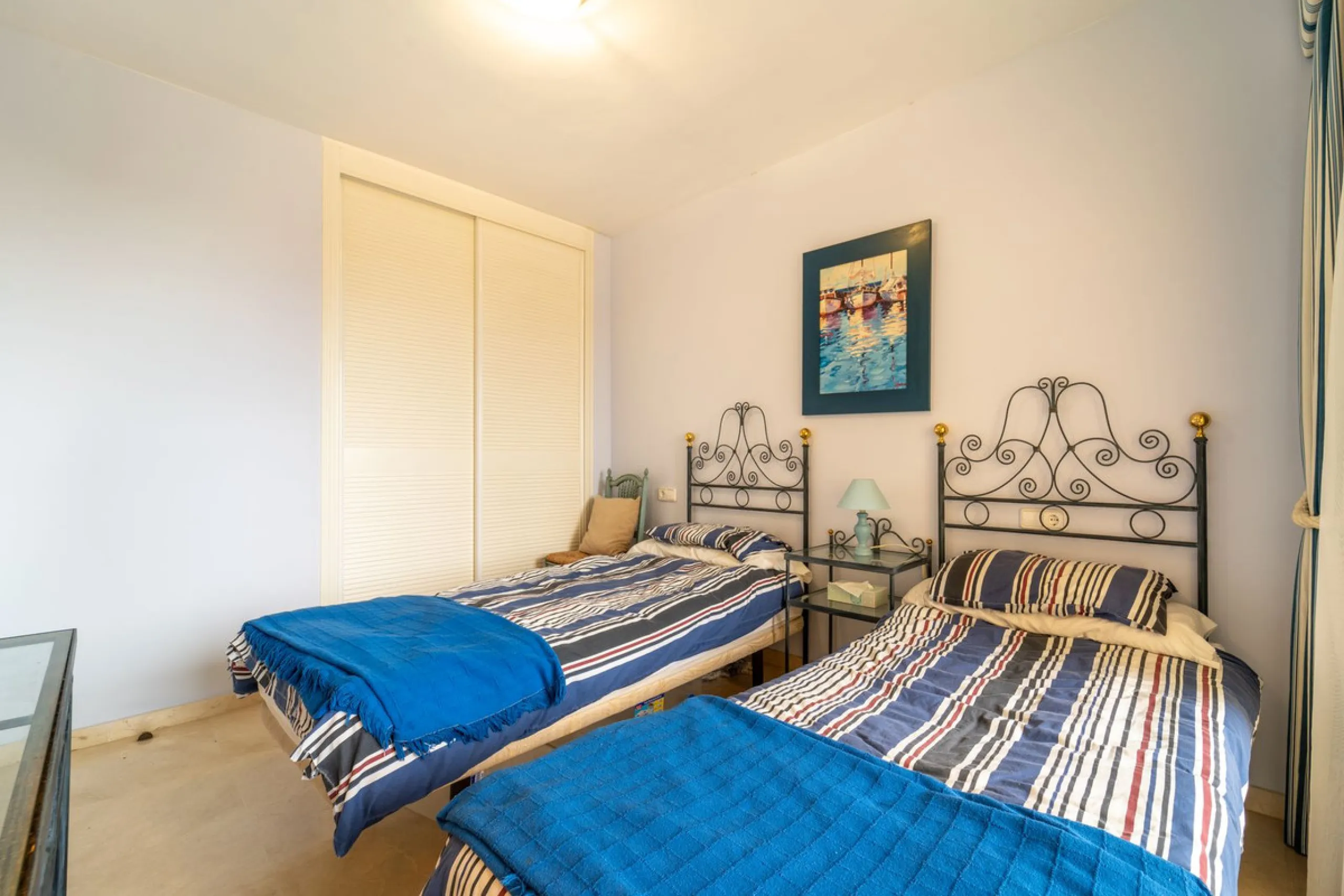 Discover this beautifully presented ground-floor apartment in Los Pinos, one of the most sought-after communities within Los Arqueros.