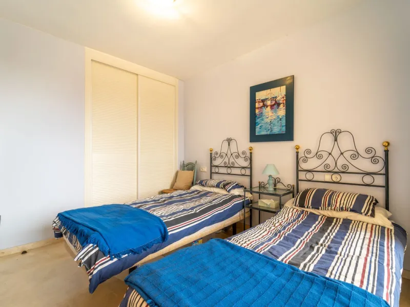 Discover this beautifully presented ground-floor apartment in Los Pinos, one of the most sought-after communities within Los Arqueros.