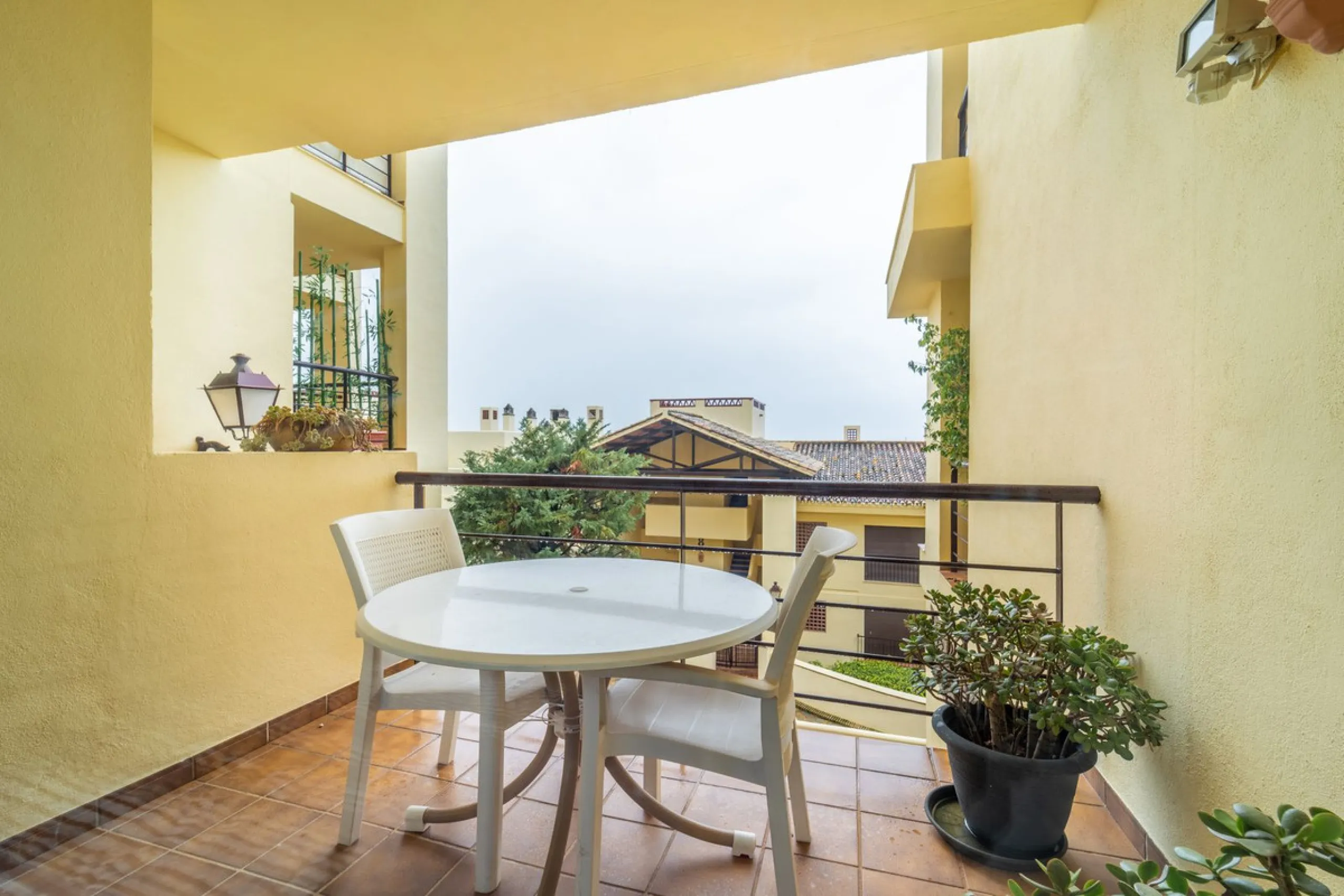 Discover this beautifully presented ground-floor apartment in Los Pinos, one of the most sought-after communities within Los Arqueros.