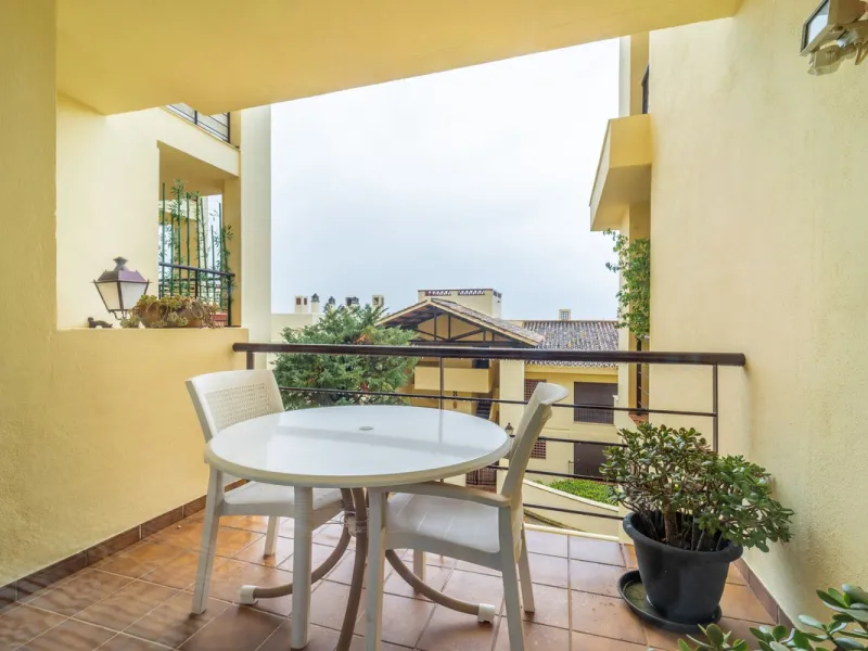 Discover this beautifully presented ground-floor apartment in Los Pinos, one of the most sought-after communities within Los Arqueros.