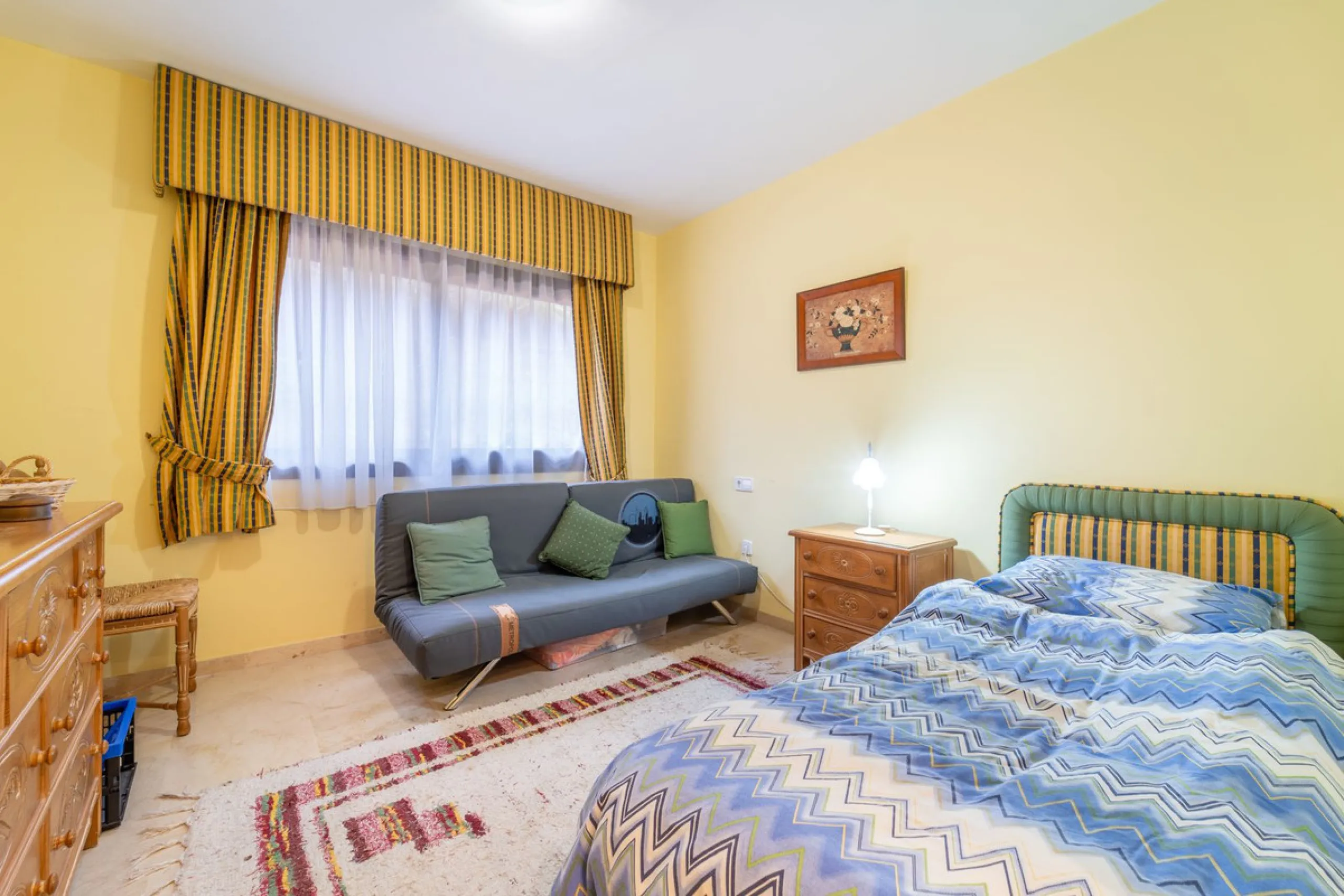 Discover this beautifully presented ground-floor apartment in Los Pinos, one of the most sought-after communities within Los Arqueros.