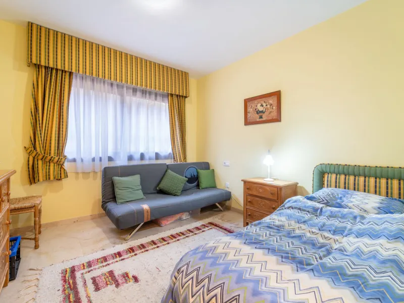 Discover this beautifully presented ground-floor apartment in Los Pinos, one of the most sought-after communities within Los Arqueros.
