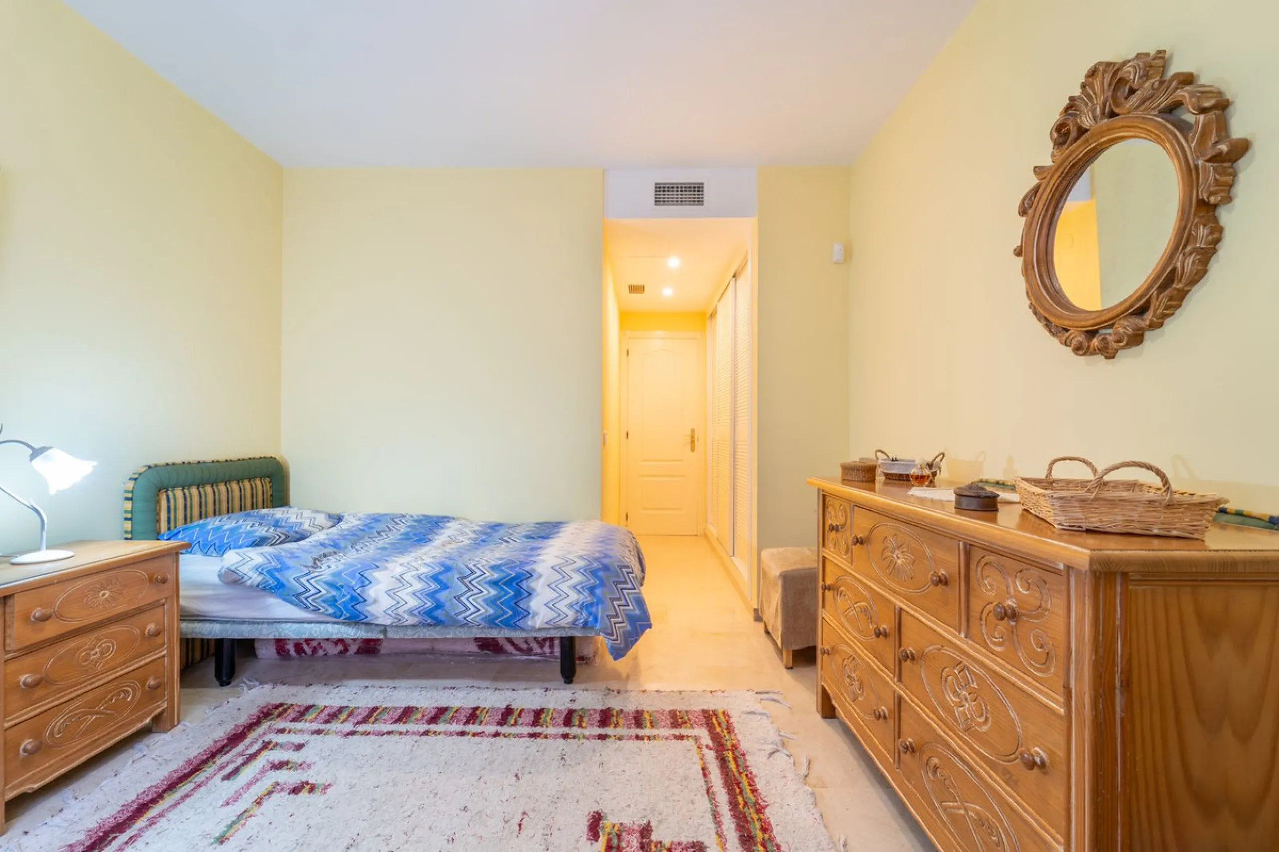 Discover this beautifully presented ground-floor apartment in Los Pinos, one of the most sought-after communities within Los Arqueros.