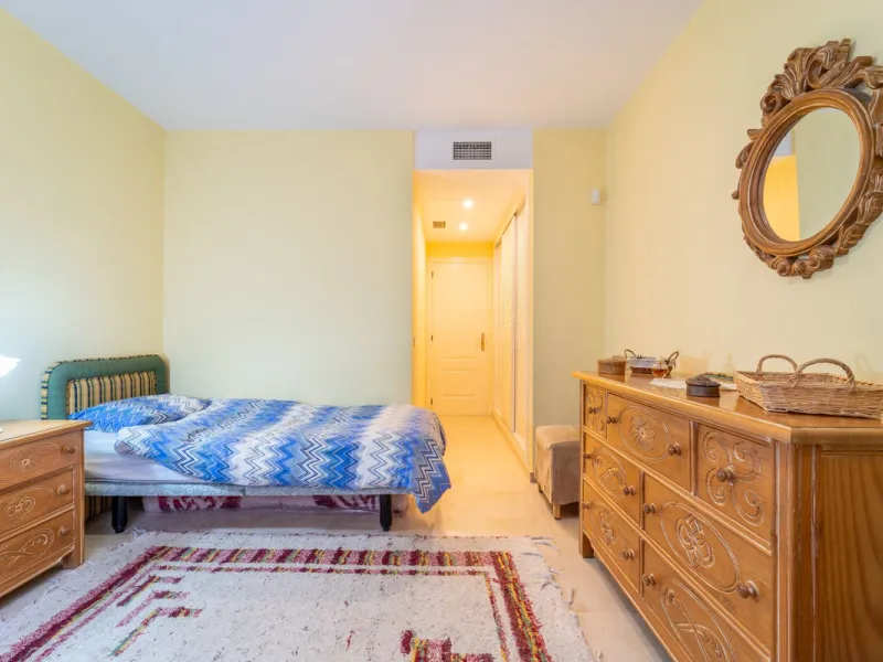 Discover this beautifully presented ground-floor apartment in Los Pinos, one of the most sought-after communities within Los Arqueros.