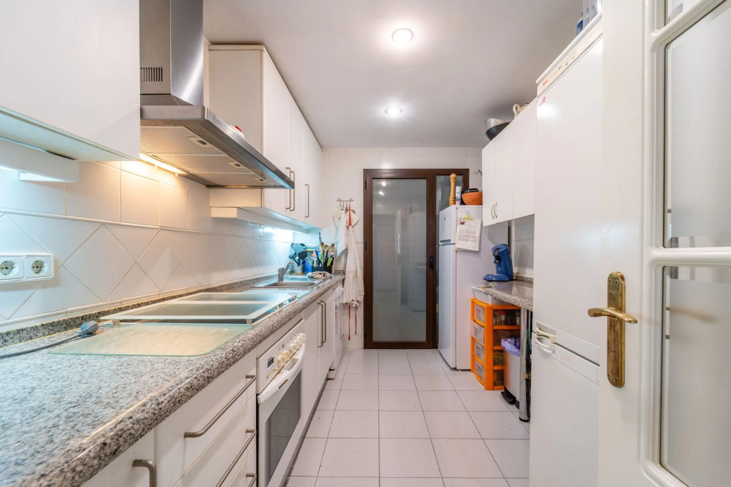 Discover this beautifully presented ground-floor apartment in Los Pinos, one of the most sought-after communities within Los Arqueros.