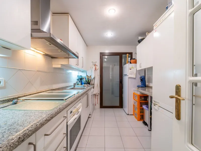 Discover this beautifully presented ground-floor apartment in Los Pinos, one of the most sought-after communities within Los Arqueros.