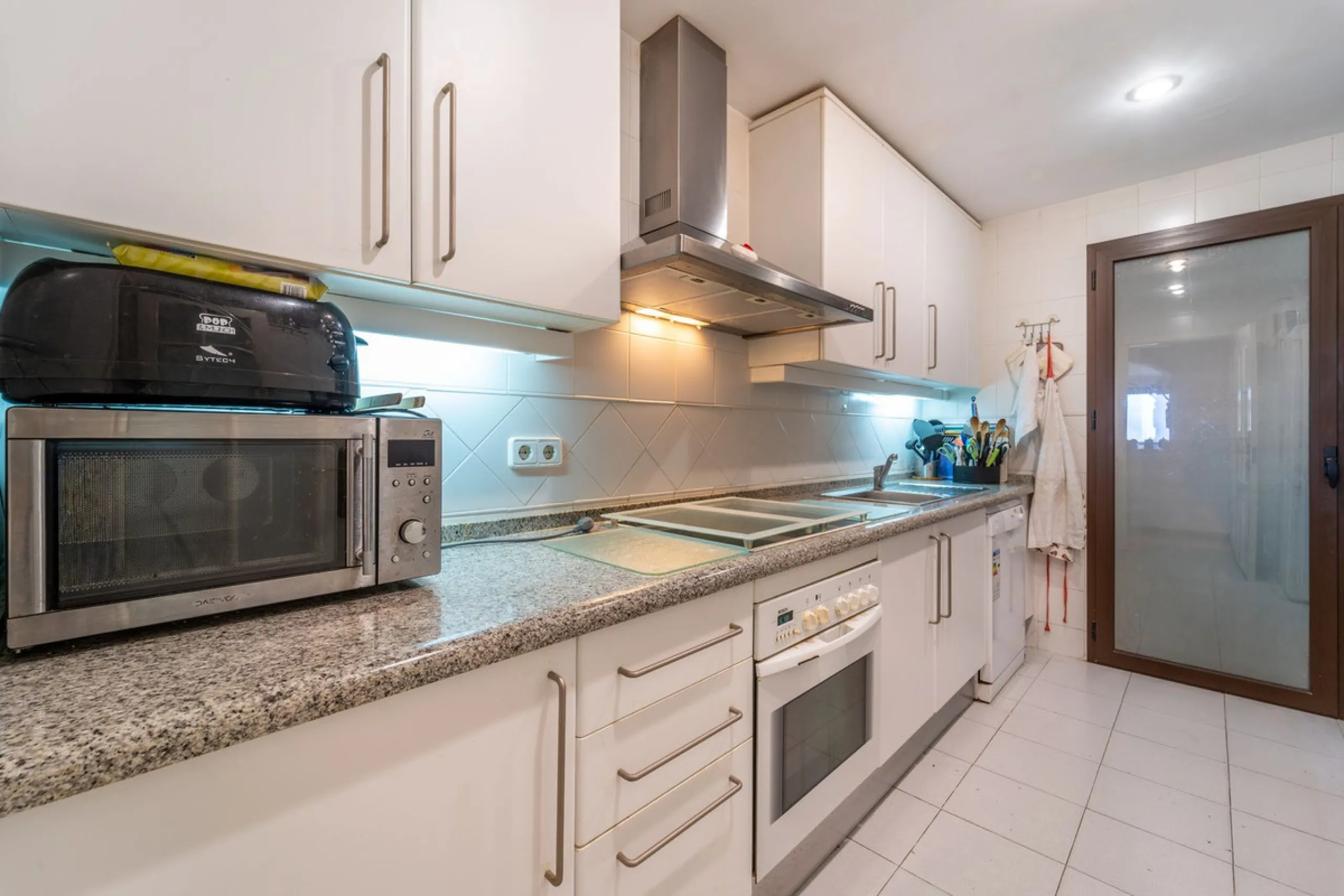 Discover this beautifully presented ground-floor apartment in Los Pinos, one of the most sought-after communities within Los Arqueros.