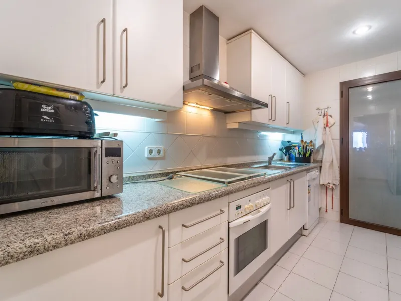 Discover this beautifully presented ground-floor apartment in Los Pinos, one of the most sought-after communities within Los Arqueros.