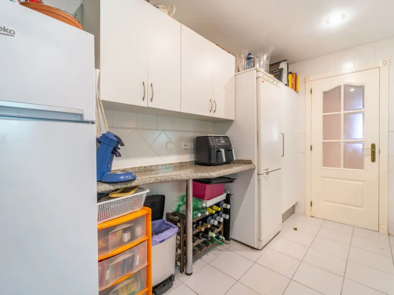 Discover this beautifully presented ground-floor apartment in Los Pinos, one of the most sought-after communities within Los Arqueros.