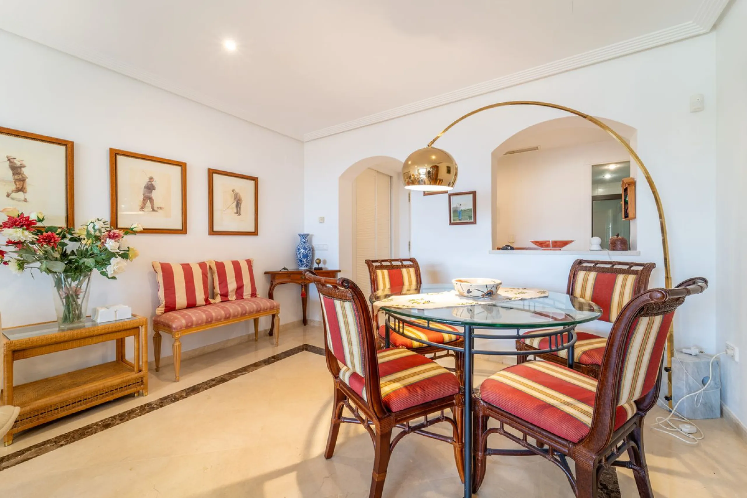 Discover this beautifully presented ground-floor apartment in Los Pinos, one of the most sought-after communities within Los Arqueros.
