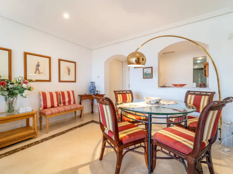 Discover this beautifully presented ground-floor apartment in Los Pinos, one of the most sought-after communities within Los Arqueros.