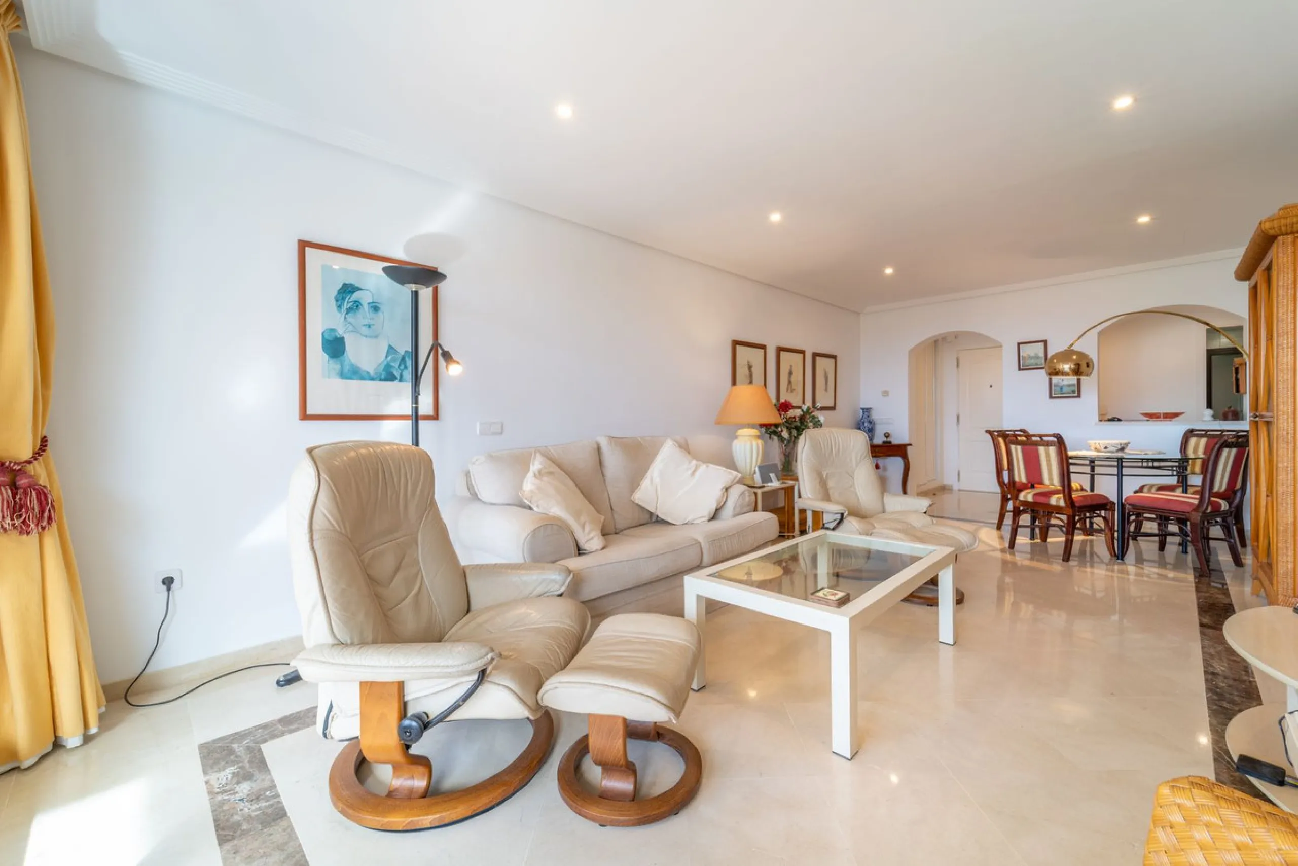 Discover this beautifully presented ground-floor apartment in Los Pinos, one of the most sought-after communities within Los Arqueros.
